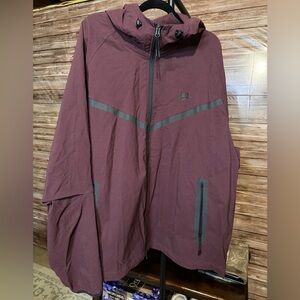 Nike Tech Men's Burgundy Windbreaker